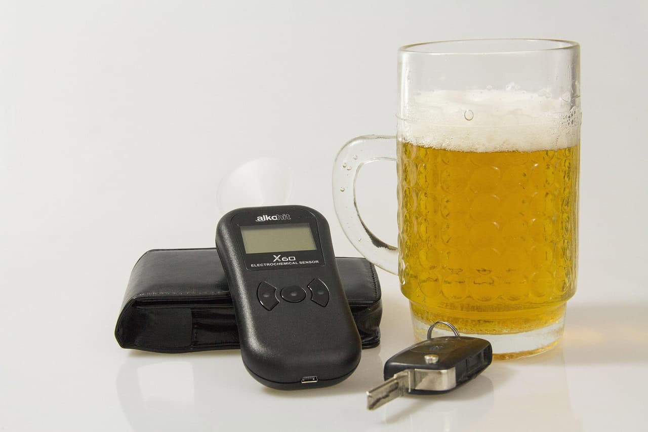 Atemalkoholtestgerät, Bierglas und Autoschlüssel